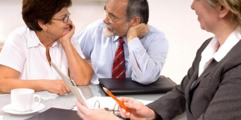 Reunión de personas con papeles por firmar