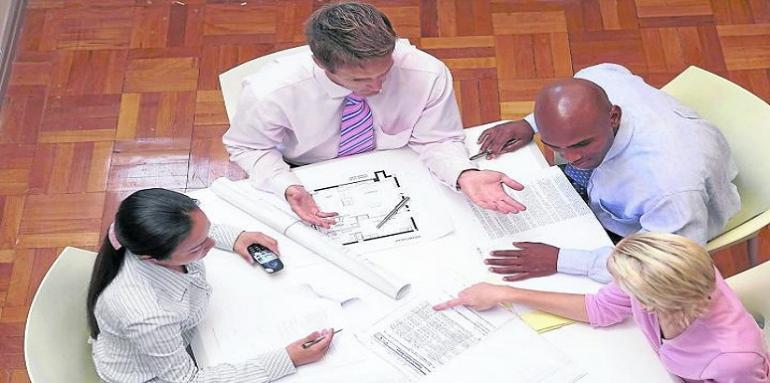 Reunión de personas con papeles sobre la mesa