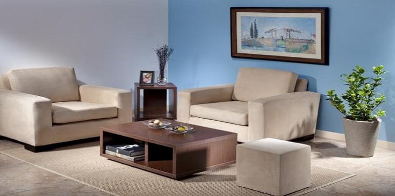 Sala con muebles color beige y mesa en madera