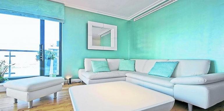 Sala paredes y cojines azul aguamarina muebles blancos