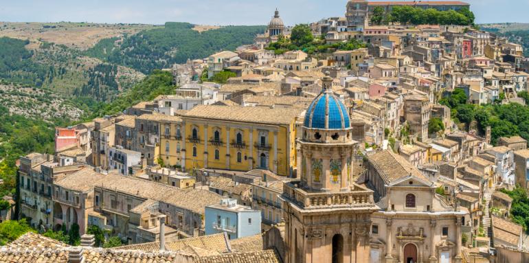 ¿Cómo son las casas de un euro que se venden en Italia?