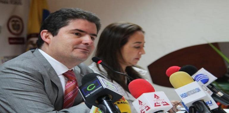 El Ministro de Vivienda acompañado por la presidenta de Camacol, Sandra Forero, en el momento que dio la noticia 