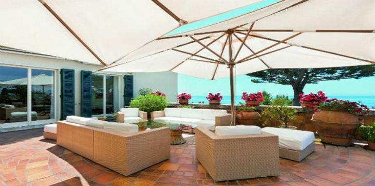 Terraza con muebles en ratán y sombrillas