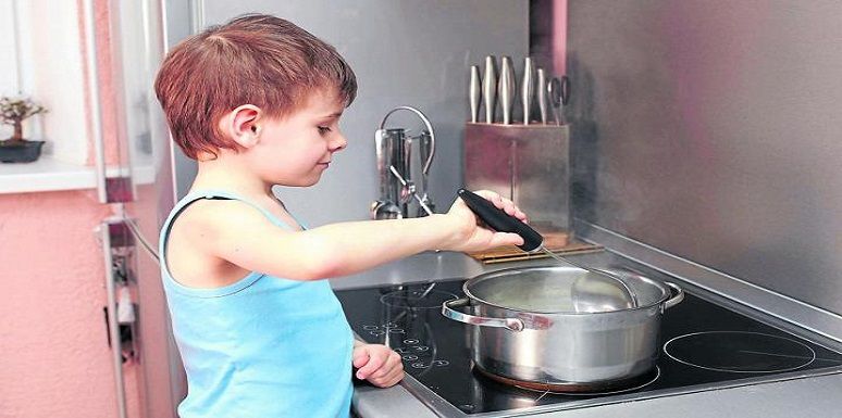 enseñar a los niños sobre riesgos en la cocina con recipientes calientes, fuego o cuchillos puede prevenir un accidente 