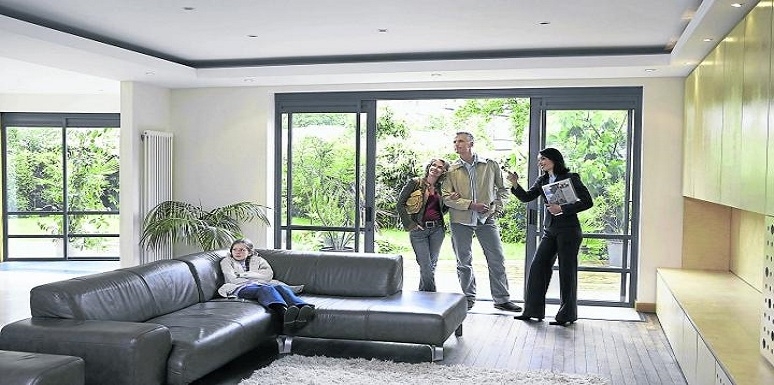 Asesota mostrando vivienda a pareja 