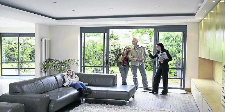 Asesora mostrando vivienda a pareja