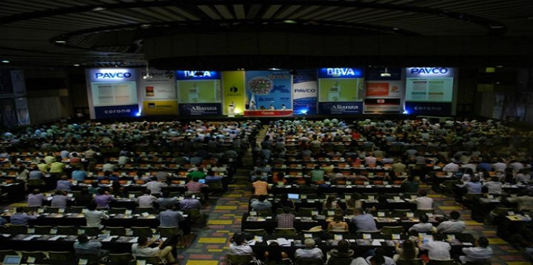 Asistentes al Congreso Colombiano de la Construcción, presenciaron la condecoración 