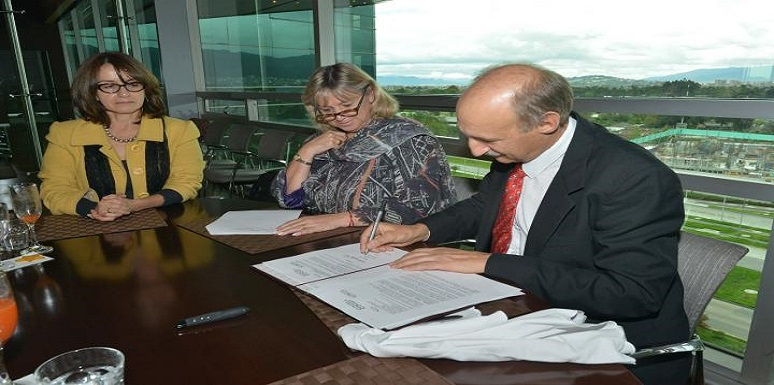 Fabiola Suárez, directora de la CAEM (izq), Mónica de Greiff, Presidenta de la CCB y jon Bickel, representante Swissconact Perú