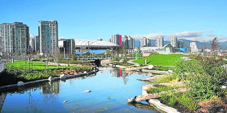 Ciudad, edificios al rededor de lago y zona verde