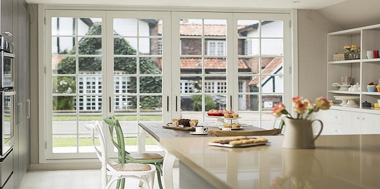 Cocina blanca con puerta de vidrio