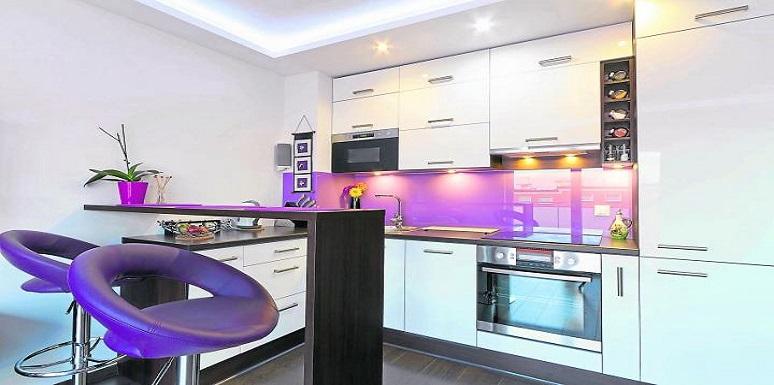 Cocina pequeña muebles bancos luz morada