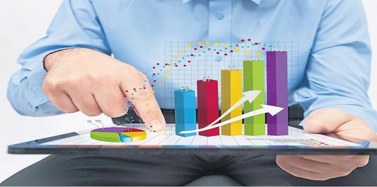 Hombre señalando diagrama de barras sobre una base