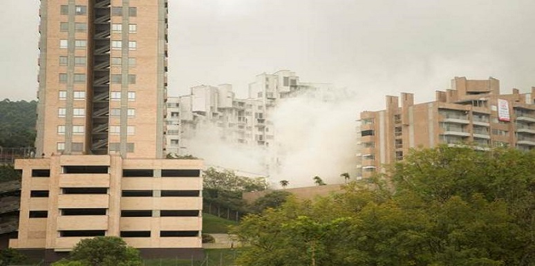 Momento en que se cumple la implosión de la torre 5 del edificio Space en Medellín. 