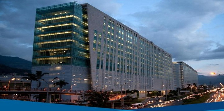 Edificio grande en anochecer