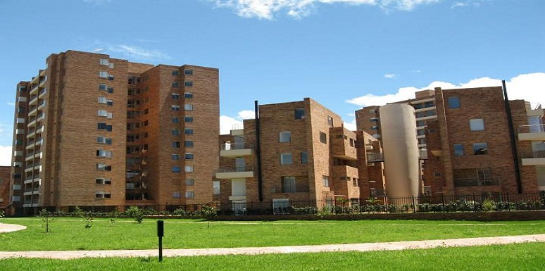 Edificios en ladrillo junto a zona verde