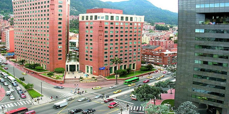 Edificios sobre vía con tráfico