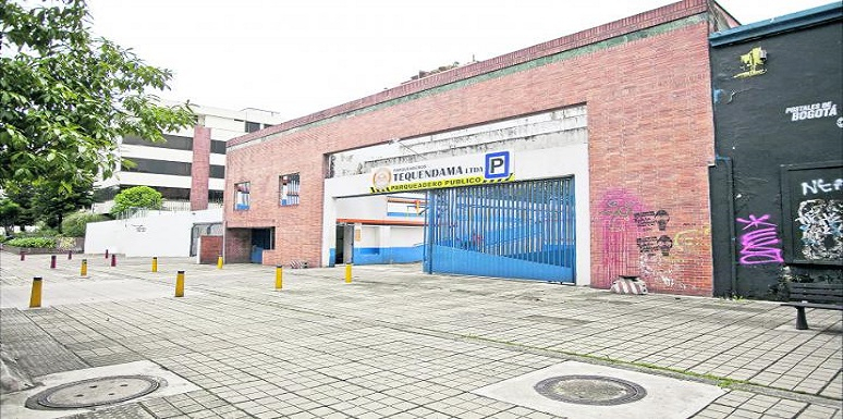 Entrada parqueadero público