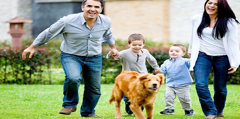 Familia con perro en parque