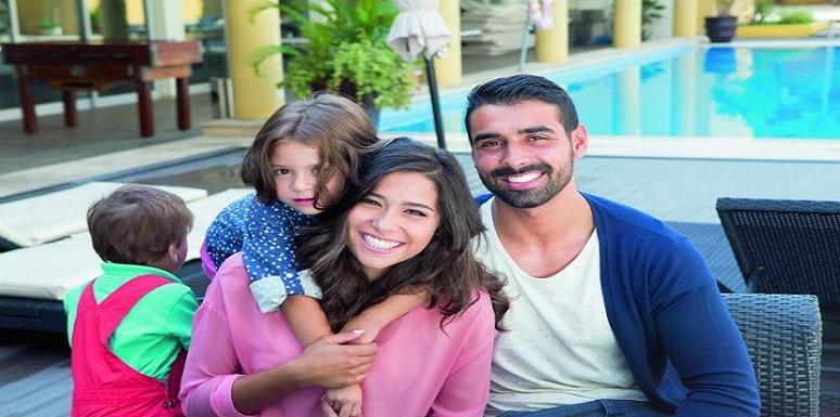 Familia feliz con piscina de fondo