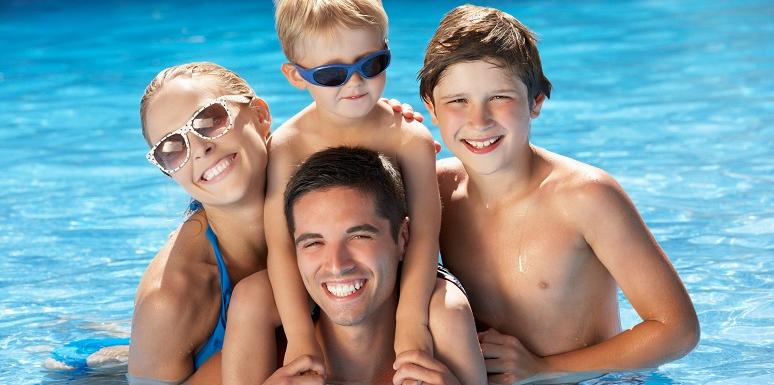 Familia feliz en piscina