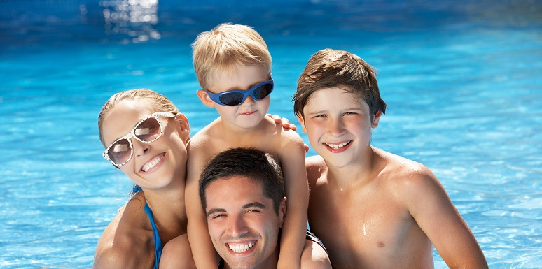 Familia feliz en piscina