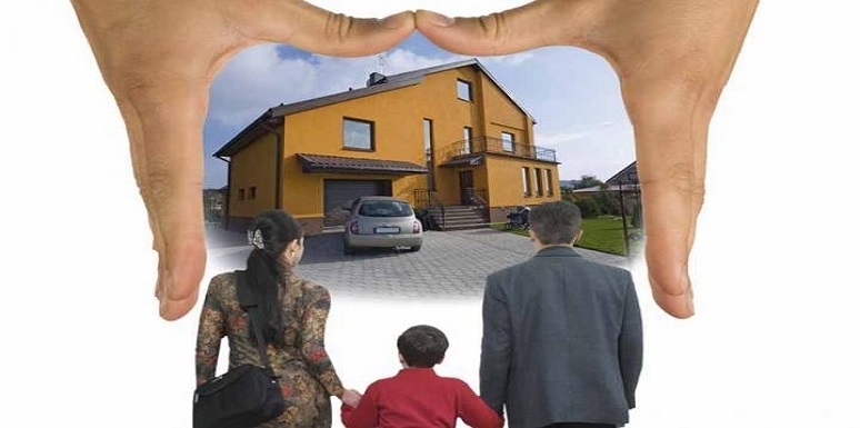 Familia frente a vivienda rodeada por manos