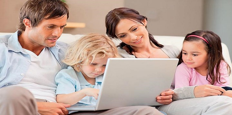 Familia reunida mirando el computador