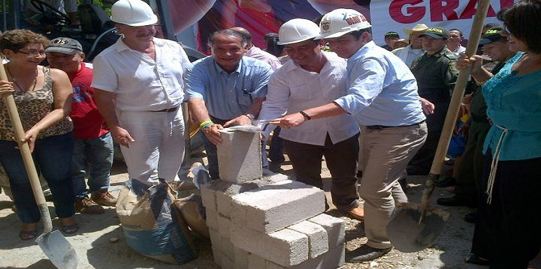 El ministro Germán Vargas Lleras mientras pone la primera piedra del proyecto de vivienda gratis en Prado, Tolima