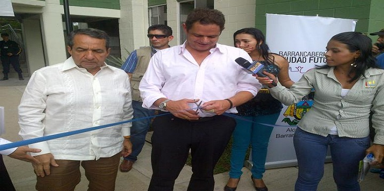 El Ministro Vargas Lleras mientras corla la cinta con la que se inauguraron oficialmente las viviendas del proyecto