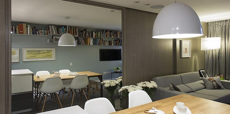 El área privada del apartamento se sirvió de la carpintería arquitectónica para resolver el punto de descanso