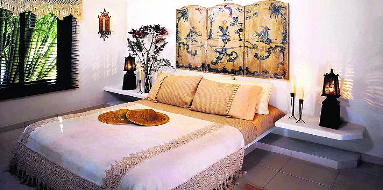 Habitacion cama doble, cuadro en cabecera, colores claros