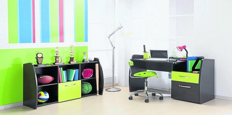 Habitación colores fuertes pared y muebles negros con detalle de color