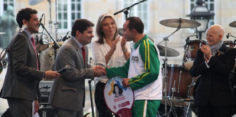 Ministro de Vivienda, Felipe Henao Cardona, durante la entrega de la llave simbólica a uno de los uniformados.