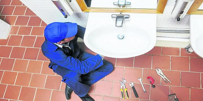Hombre reparando lavamanos