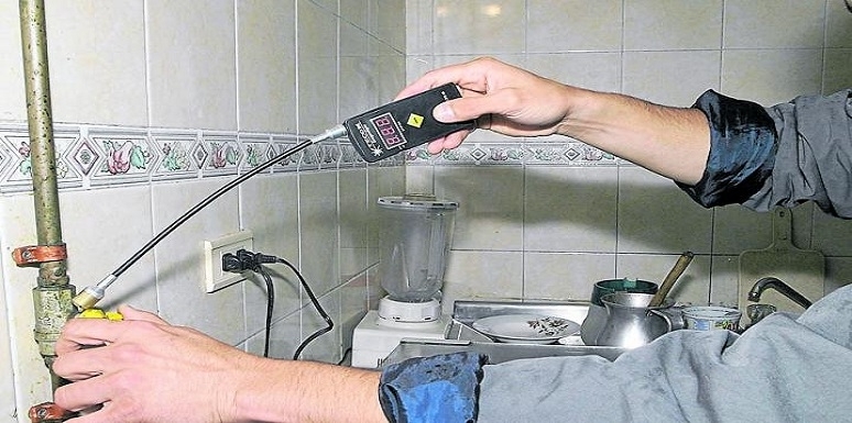 Hombre revisando tubo de gas