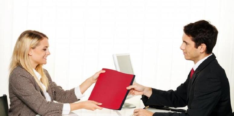 Mujer y hombre reunidos compartiendo documentos
