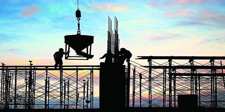 Hombres trabajando en construcción en atardecer