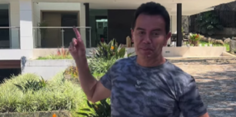 Jhonny Rivera dejó ver su nueva casa, la cual se ve muy lujosa