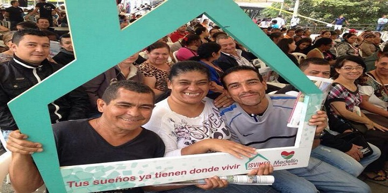 felices se mostraron las familias beneficiadas hoy con las escrituras de sus predios en Medellín.