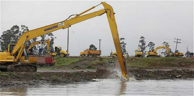 Maquinas excavando rio 