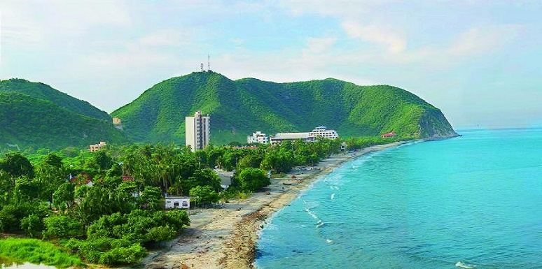 Mar, edificios y montaña