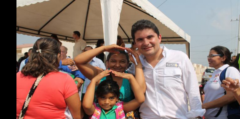Ministro Luis Felipe Henao Cardona, compartiendo con beneficiarios la entrega de viviendas gratis 