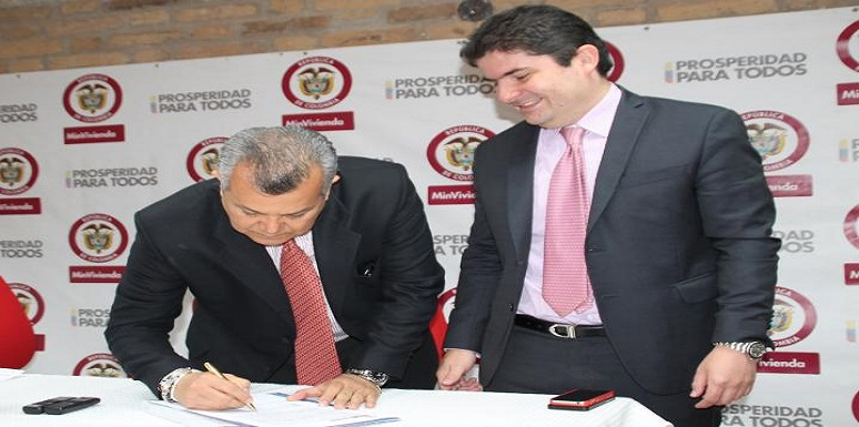 El Ministro de Vivienda, Luis Felipe Henao y el Director del IGAC, Juan Antonio Nieto, durante la firma del contrato