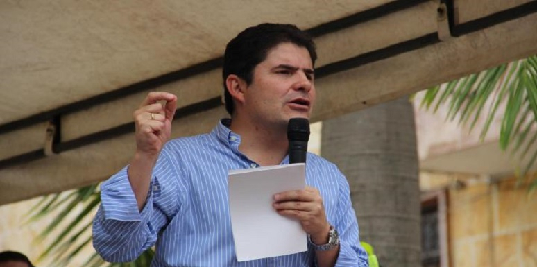 Ministro de vivienda hablando 
