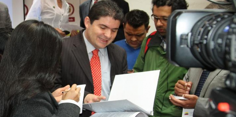 El Ministro Cardona, demostró que quien no ha iniciado la construcción de viviendas gratis en Bogota es el Distrito.