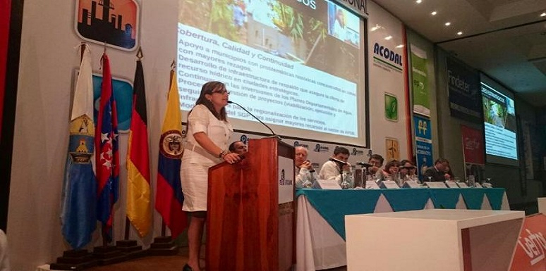 Viceministra de Agua y Saneamiento Básico, Natalia Trujillo, durante su intervención en el Congreso Internacional de Acodal