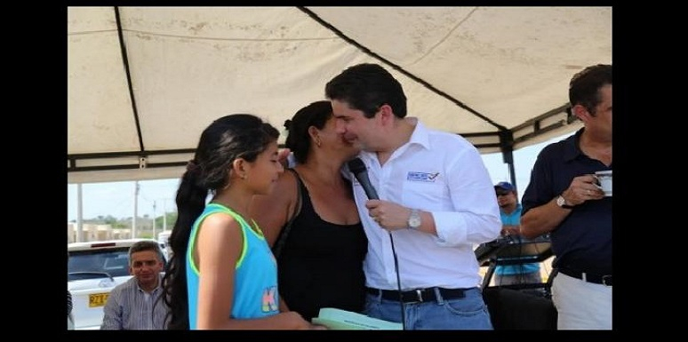 Ministro de vivienda, Luis Felipe Henao Cardona, entregando viviendas en Galeras, Sucre.