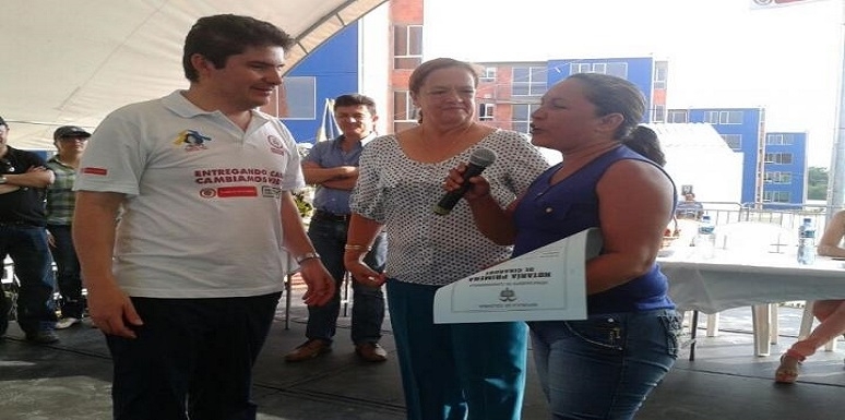 Helen Castro, una de las felices y afortunadas girardoteñas que recibió la escritura que la acredita como propietaria.