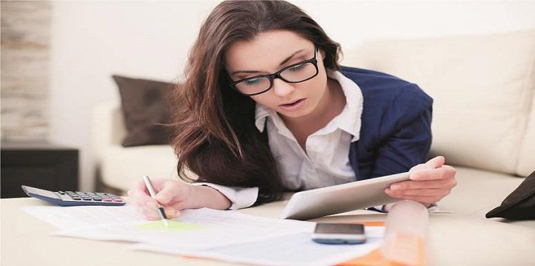 Mujer con gafas leyendo