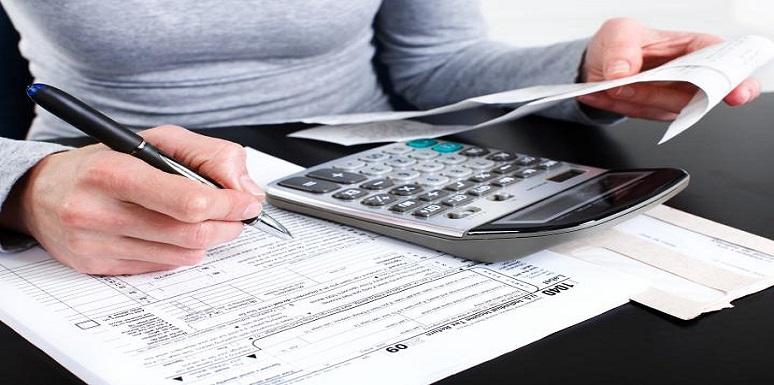 Mujer haciendo cuentas con calculadora 